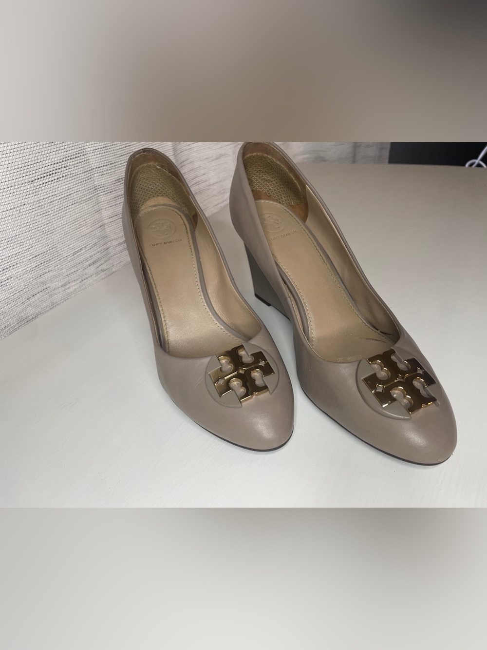 Tory Burch Taupe Leather Block Heel Pumps with Gold Logo - Picture 9 of 9